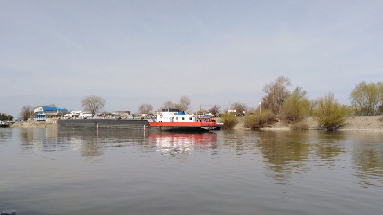 Urgență pe Dunăre. La un pas de dezastru ecologic, 35 de tone de produse petroliere au ajuns în apă