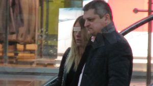 Fostul şef de la "Domeniile Statului" iubeşte cu năbădăi: a tras-o de păr în mall!