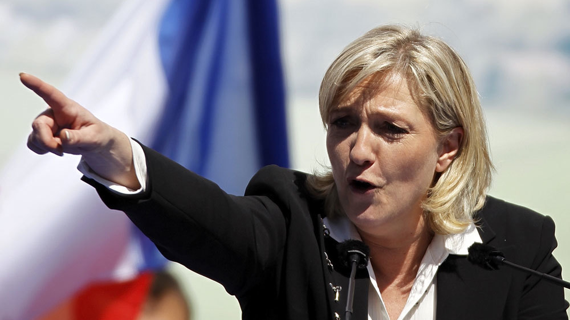MARINE LE PEN a pus pe jar serviciile secrete de la BUCUREŞTI! Extremiştii şi xenofobii se strâng în ROMÂNIA!

