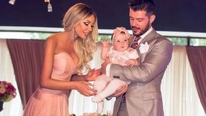 Bianca Drăguşanu şi-a scos fetiţa la plajă! Cum a îmbrăcat-o pe micuţa Sofia în prima ei vacanţă la mare