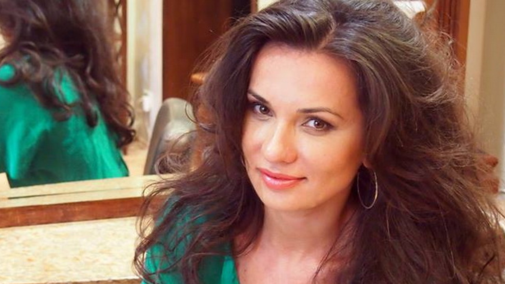 Sustine ca nu are nicio interventie estetica, dar am prins-o cu minciuna! Fotografiile mai vechi au dat-o de gol pe Mirela Stelea!