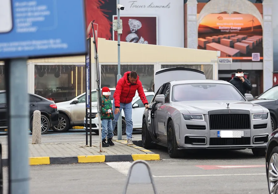 Afaceristul îl bagă pe micuț pe bancheta din spate a bijuteriei sale pe patru roți