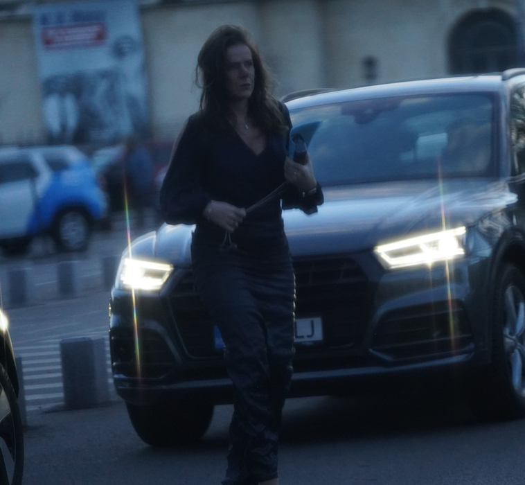 Christina Verchere se îndreaptă spre Ateneul Român (SURSA FOTO: CANCAN.RO)