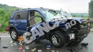 Impact nimicitor intre doua masini in Mehedinti! Unul dintre vehicule “a zburat” 20 de metri sI a luat foc