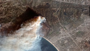 Distrugerea provocată de incendiile de la Los Angeles, surprinsă în imagini "înainte și după" din satelit