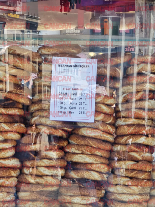 Românii au luat cu asalt Piața Taksim, înainte de România-Turcia. Cât costă un doner sau un porumb copt?