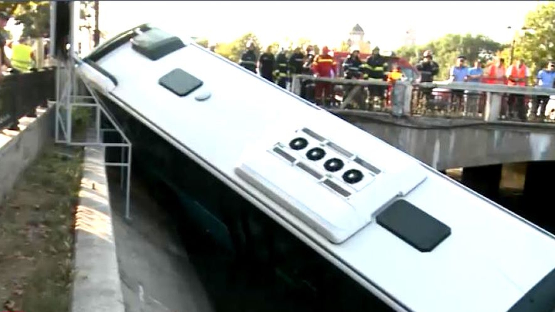 Scene șocante în București! Un autobuz STB a căzut în râul Dâmbovița