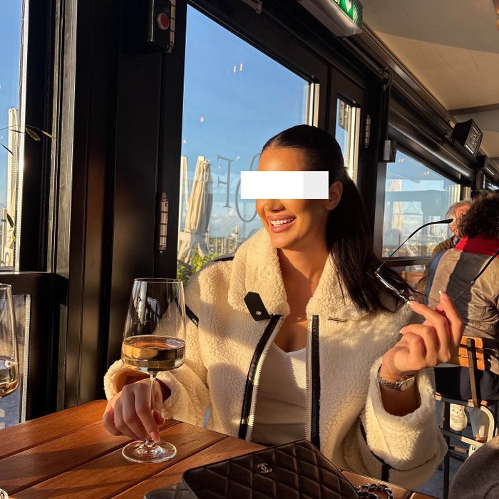 Tânăra și artistul au mers împreună în vacanță