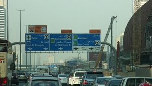Cum reușesc turiștii să scape din Dubai. Drumul de 4 ore și jumătate cu maşina care le deschide accesul spre Europa