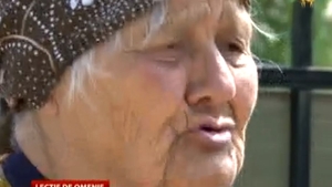 O bătrână de 81 de ani din Prahova a găsit la gunoi o geantă cu 20.000 de lei, darul de nuntă primit de niște tineri! Ce a făcut femeia e uluitor
