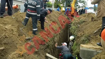 Un muncitor din Bacau a stat o ora ingropat sub pamant!