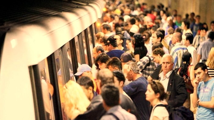 Un hoț a furat de la un tânăr o cutie de iPhone 6 înainte să se închidă ușile metroului din București. Toți au fost șocați când au auzit ce era, de fapt, înăuntru