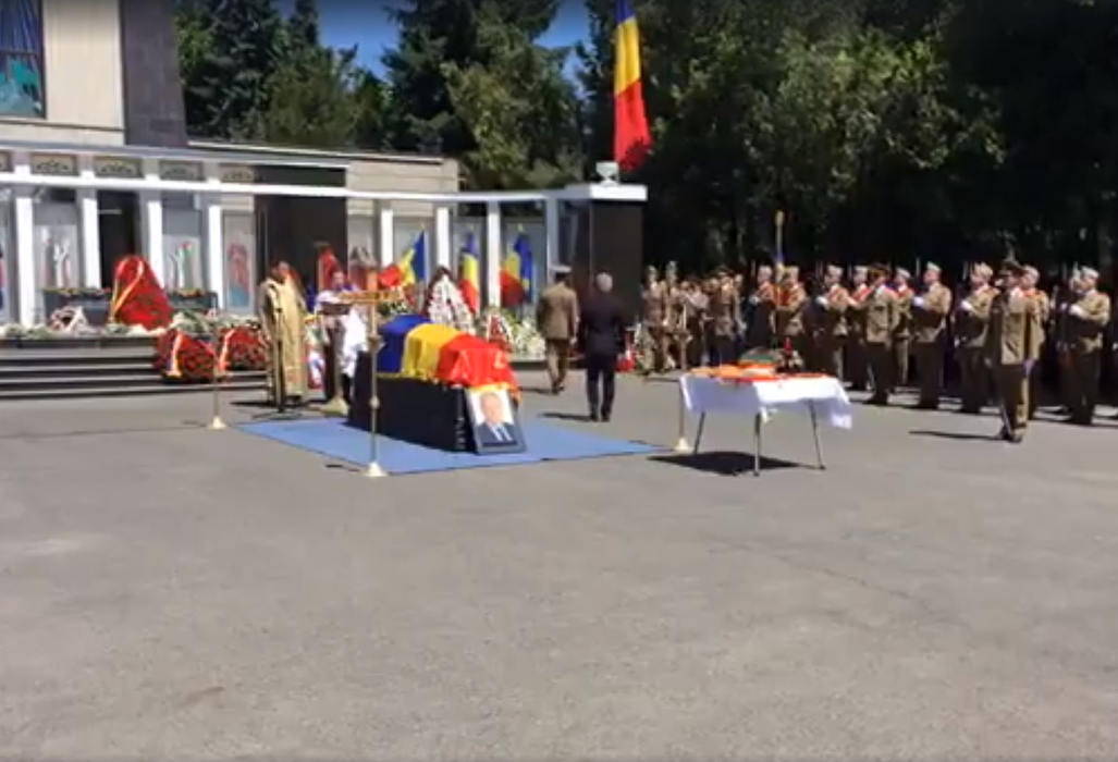 Incident la înmormântarea lui Cristian Țopescu! O persoană a leșinat