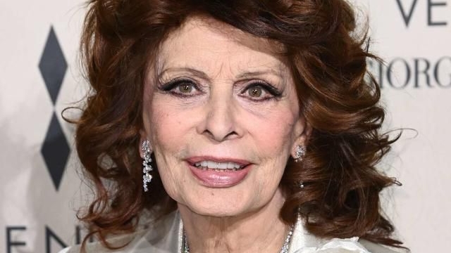 Ce trucuri banale folosește Sophia Loren pentru a-și menține frumușețea. La aproape 90 de ani, actrița a găsit elixirul tinereții
