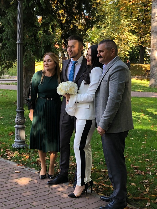 O cântăreață apreciată de la noi s-a căsătorit azi. NU a purtat rochie la cununia civilă