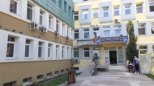 Situație halucinantă la Spitalul Județean din Deva. O asistentă, în stare gravă după ce a fost scuipată de o pacientă infectată cu noul coronavirus