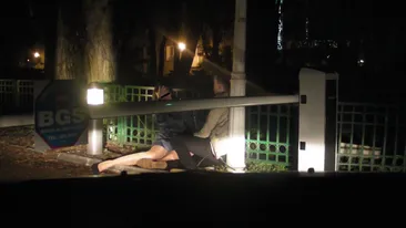 Imagini uluitoare dupa un bal al studentilor. Au baut pana au vomat, apoi s-au sarutat si si-au spart capetele!