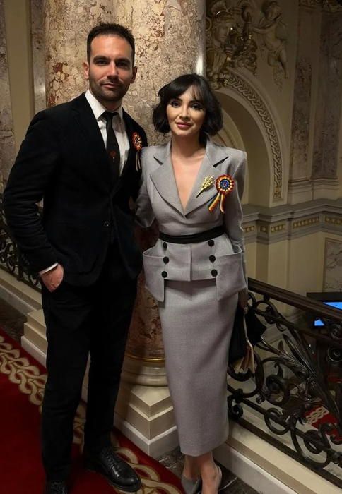 Vedeta care a furat privirile la Cotroceni, de 1 Decembrie. S-a pozat cu președintele, dar toată lumea era atentă la … picioarele ei!