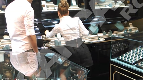 Cel mai ravnit burlac se casatoreste? Stefan Stan a fost surprins intr-un magazin de bijuterii