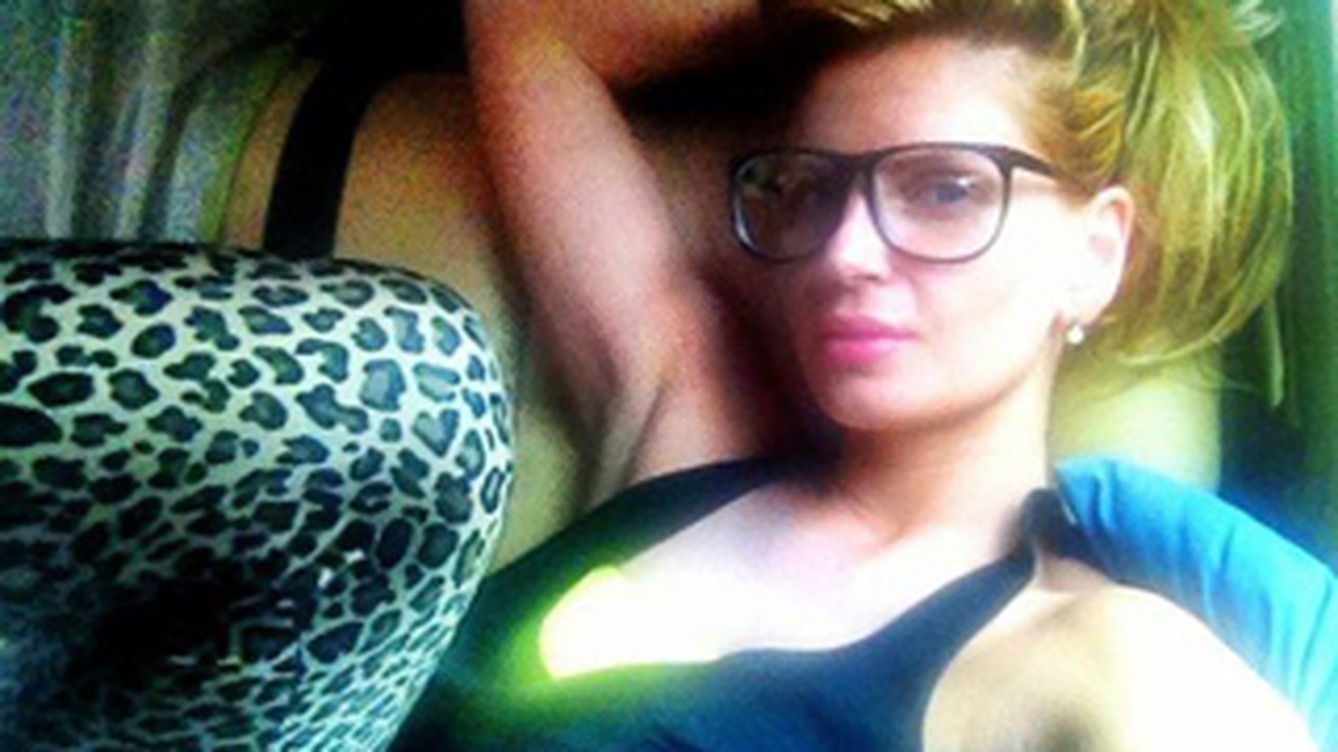 Andreea Banica, in pas cu moda! Vezi cat e de sexy cu ochelari de tocilar!