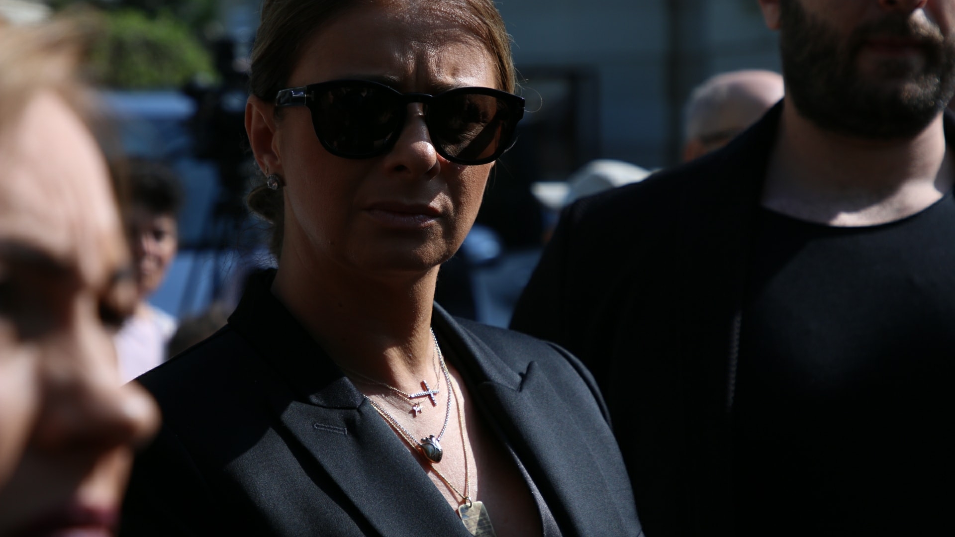 Primele imagini cu Anamaria, la înmormântarea Ionelei Prodan! Impresara, transfigurată de durere la căpătâiul mamei ei