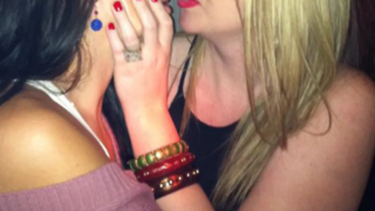 Oana Lis, sarut cu domnisoara de onoare! Am facut-o pentru a incita lumea!