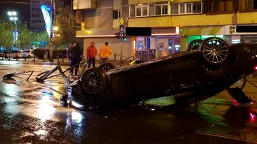 Accident spectaculos în București. Șoferul unui bolid a apăsat puternic pedala de accelerație și s-a răsturnat