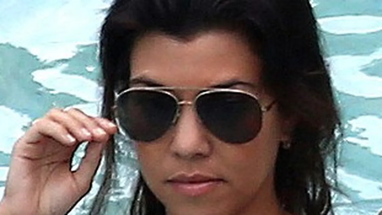 Nu e prea mult? Sora lui Kim Kardashian isi chinuie copilul de dragul modei! Cum si-a imbrăcat fetita, la piscina