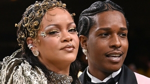 Rihanna ar refuza să semneze un acord prenupțial cu A$AP Rocky, deși are o avere de 1,4 miliarde de dolari. Prietenii cântăreței sunt îngrijorați