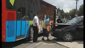 Două eleve au fost spulberate de autobuz pe trecerea de pietoni!