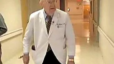 Un medic are 100 de ani si inca practica meseria! Am adus pe lume peste 15.000 de copii!