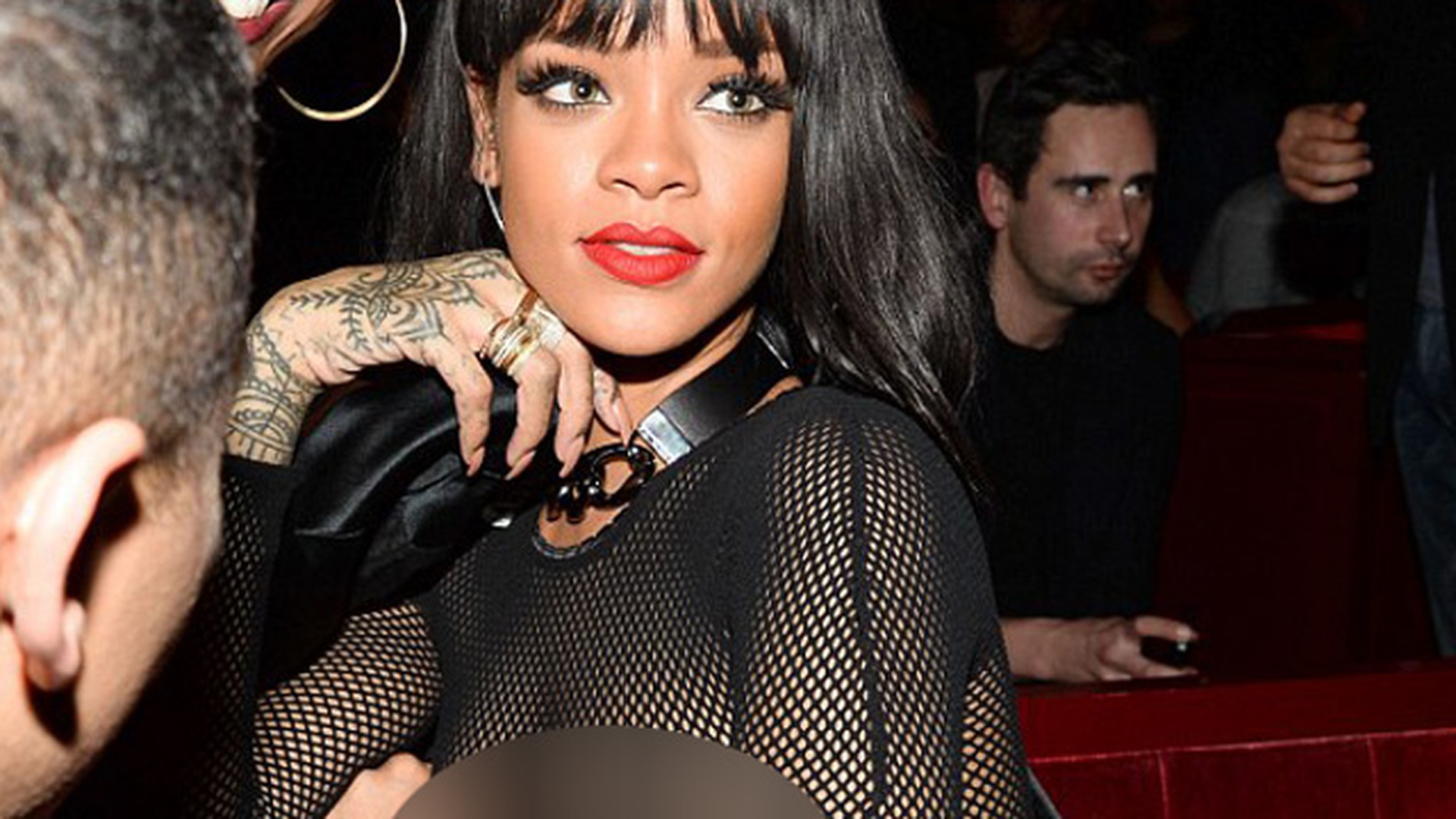 Rihanna, cu sanii aproape goi la o petrecere! Nimeni nu se putea uita in ochii ei! Toti au putut sa ii vada sfarcurile