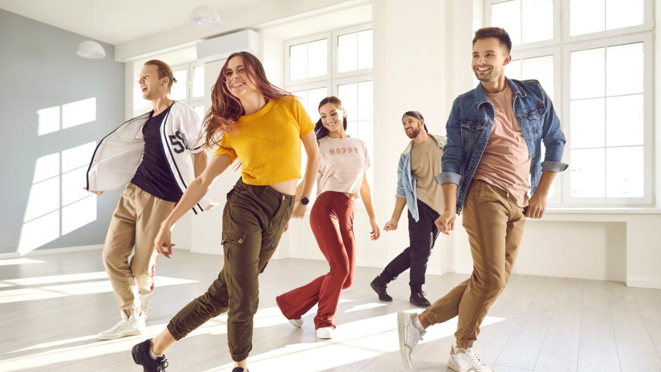 De ce ar trebui să dansezi mai des. Beneficiile surprinzătoare pentru creier explicate de neurologi