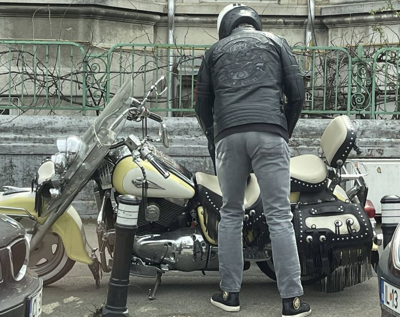 Edy de România verifică fiecare detaliu până să se urce pe motocicletă