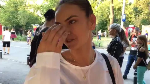 Cu cearcăne și cu un look răvășit, Roxana Ionescu și-a făcut apariția singură la Untold. Motivul neașteptat pentru care iubitul nu a însoțit-o