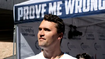 Înmormântarea lui Charlie Kirk se pregătește: trupul la fost dus în Arizona cu Air Force 2, alături de soție. Donald Trump va participa