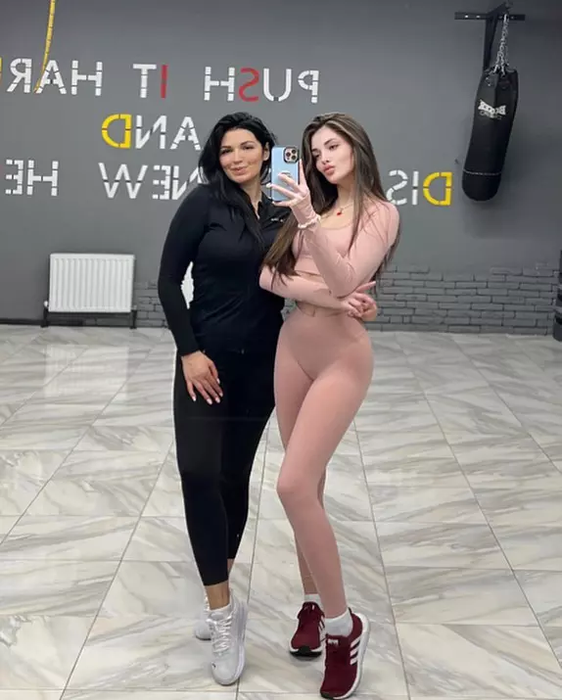 Poți să juri că sunt surori! Cum arată mama Andreei Bostănică? ”Mama Angela” e top