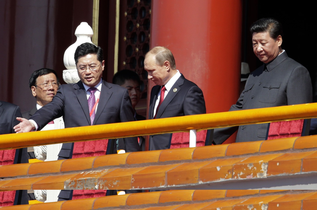 Președintele rus Vladimir Putin și președintele chinez Xi Jinping înaintea unei parade de comemorare a celei de-a 70-a aniversări a capitulării Japoniei în timpul celui de-al Doilea Război Mondial, care a avut loc în fața Porții Tiananmen, la Beijing, joi, 3 septembrie 2015.
