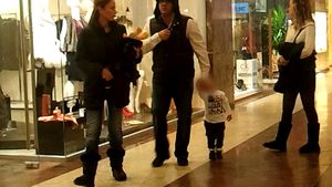 Sabin Ilie a iesit la plimbare cu iubita si copilul. S-au distrat la mall