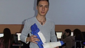 Tânărul-geniu! Un elev de liceu construieşte robotul-valet, care inlocuieşte o gospodină şi un picolo!