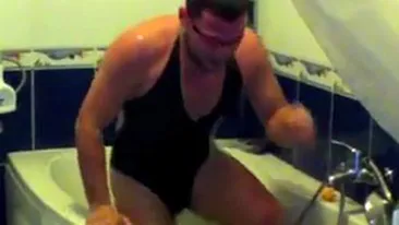 VIDEO Maria Dinulescu, luata la misto si de Cosmin de la Cassa Loco! Vezi cum o imita acesta aruncandu-se in cada!