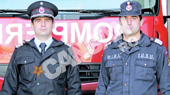 Gemenii pompieri lupta de 17 ani cu flacarile! Marius si Marian Maruneac, din Iasi, sunt impreuna si la locul de munca