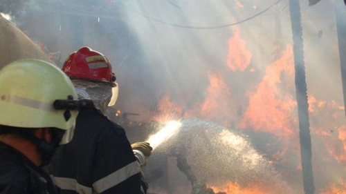 O mamă și bebelușul ei, evacuați cu autoscara pompierilor în urma unui incendiu, în Argeş