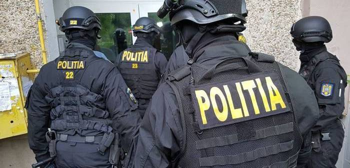 Polițiștii au făcut numeroase descinderi în cazul minorelor traficate în clubul din Caracal