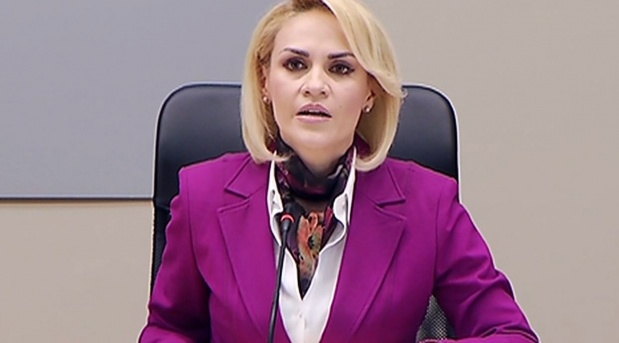 Anunțul făcut de Gabriela Firea: ”De mâine, elevii care învață în București au gratuitate pentru transportul public în comun”