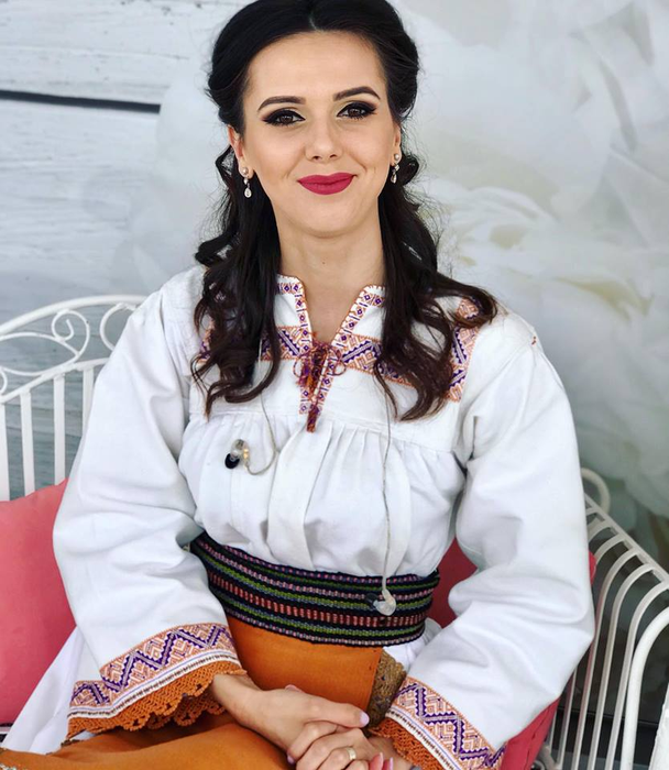 La doar 24 de ani se bucură de succes, este căsătorită cu un fiu de preot și are un băieţel! Află povestea inedită de viaţă a intrepretei de muzică populară Georgiana Lobonţ