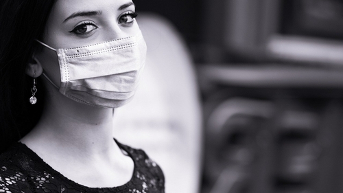 Numărul în creștere al tinerilor diagnosticați cu COVID-19 ar putea fi catastrofal. Avertismentul unei specialiste