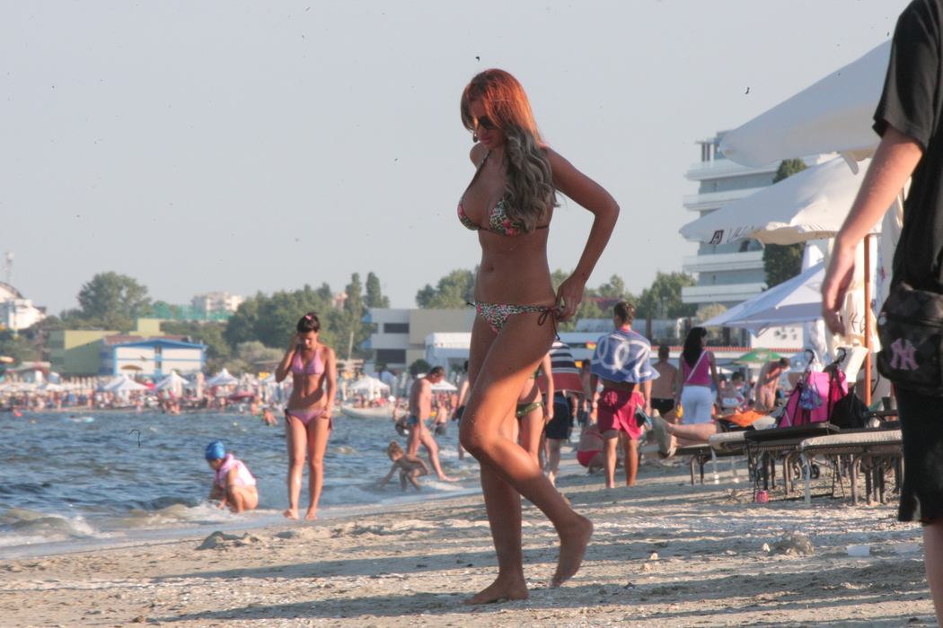 Au apărut în public  în minuscule costume de baie!