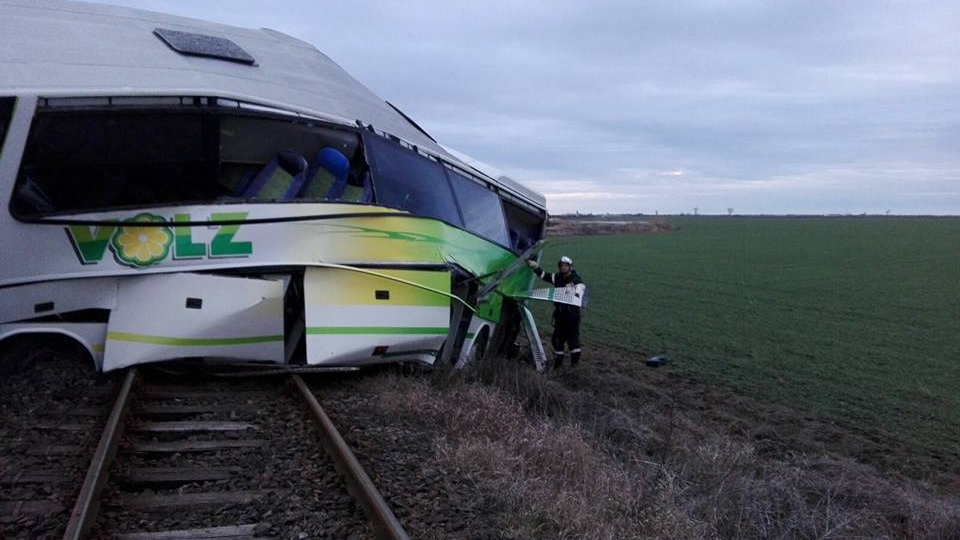 Accident soldat cu patru morţi! Un tren a intrat într-un autobuz!