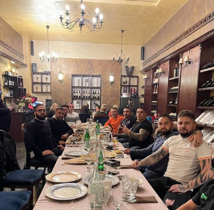 Cordunenii și apropiații lor s-au imortalizat în “bibliotecă”, înconjurați de “volume” serioase